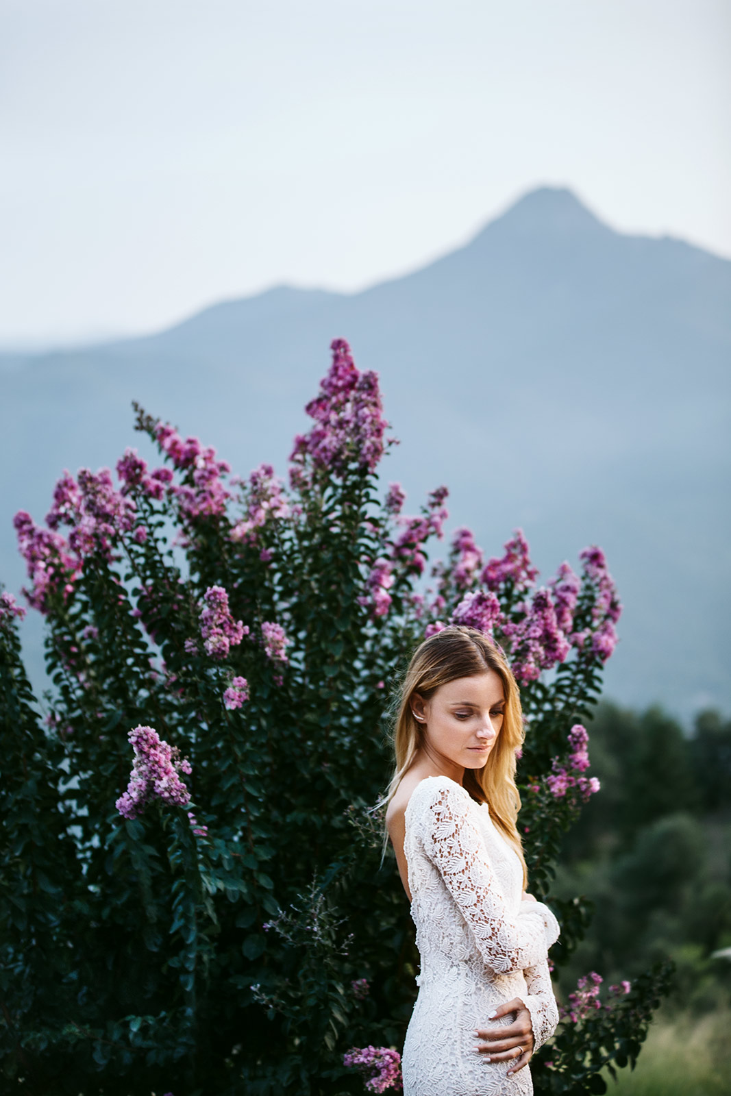 novia fondo montaña y flores rosa