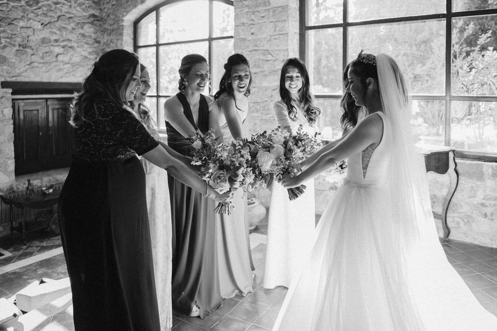 fotografia novia y amigas en blanco y negro