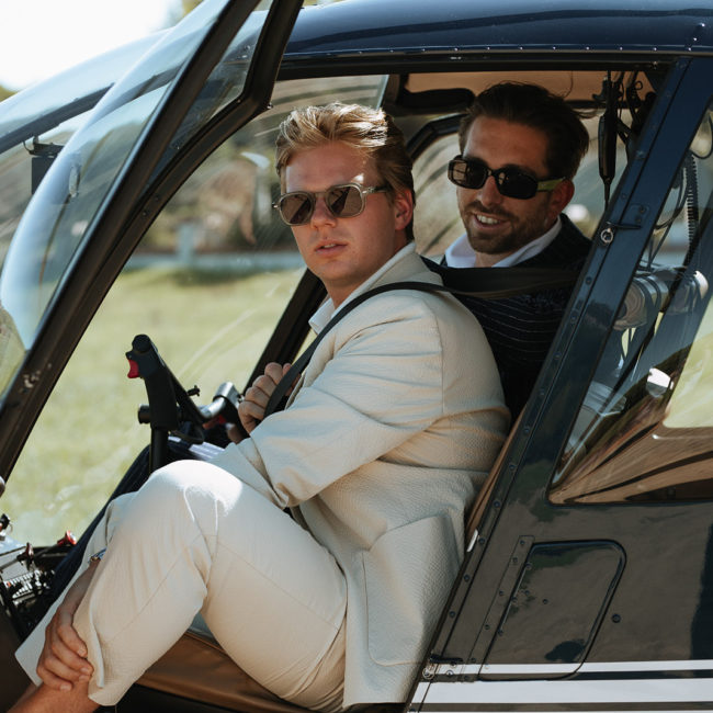 novios en la aeronave