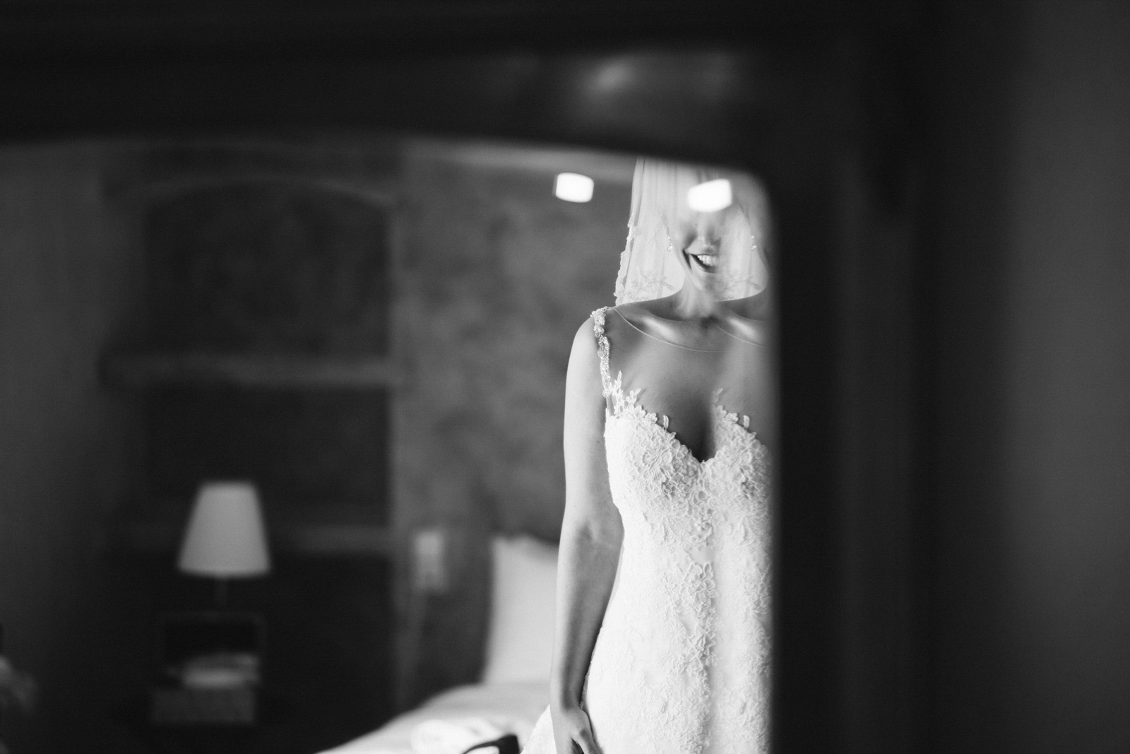 sonrisa novia en el espejo blanco y negro