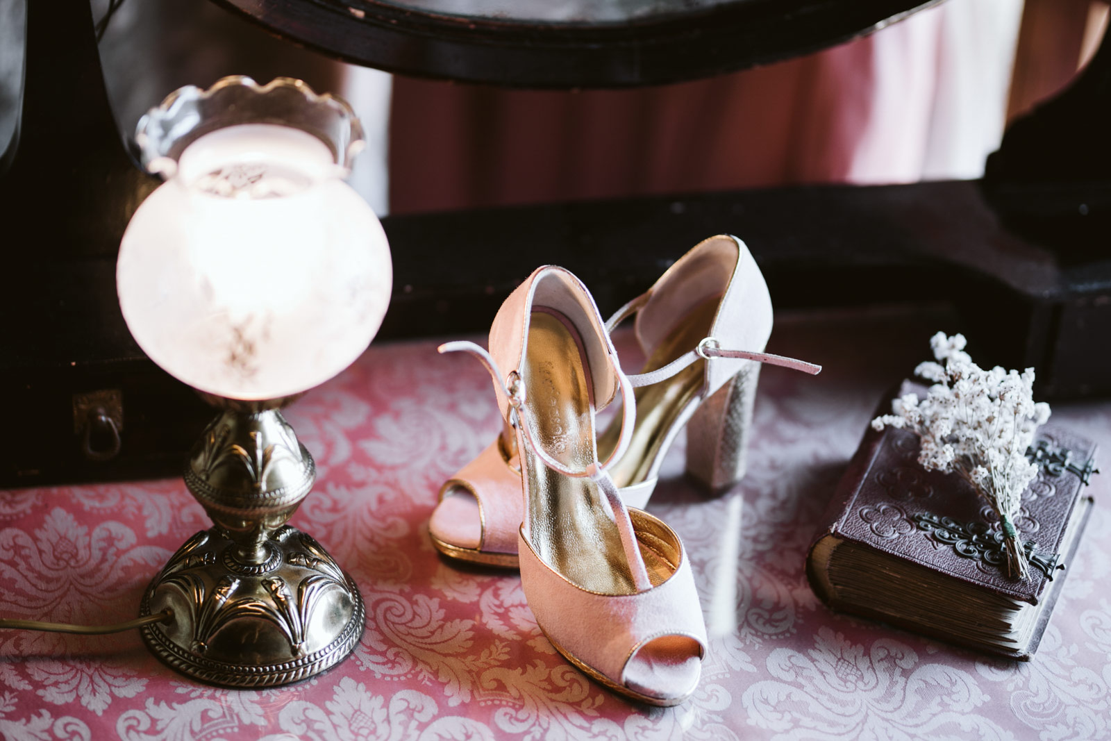 zapatos rosa con detalles vintage