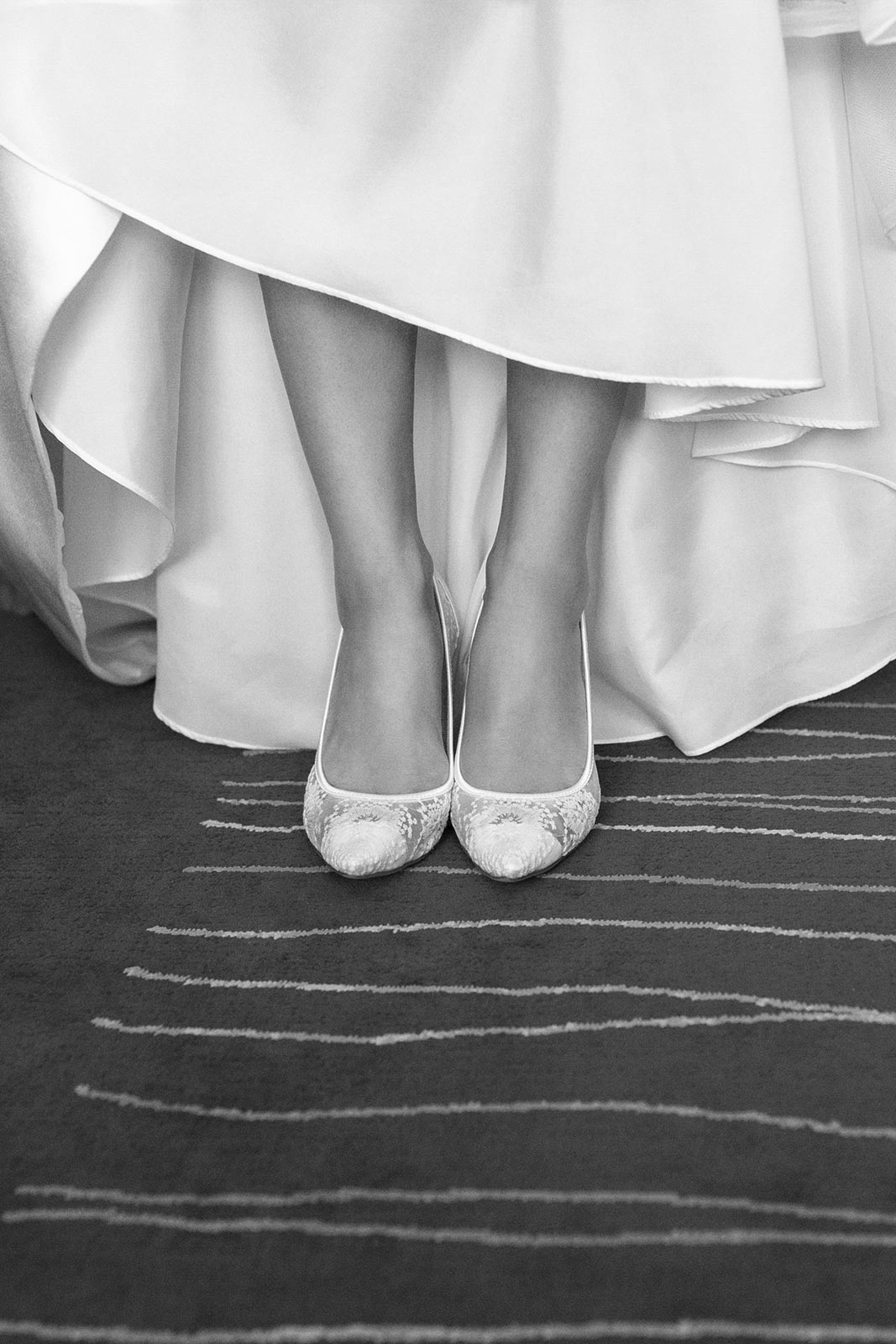 zapatos y vestido blanco y negro, estilismo novia